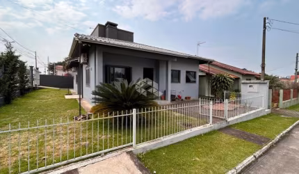 Casa de 4 quartos (sendo 1 suíte) em condomínio fechado