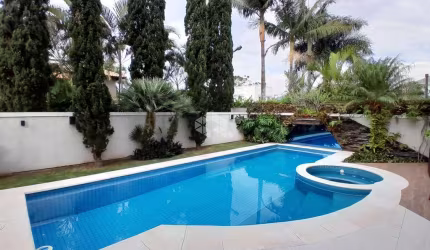 Casa semimobiliada com 5 suítes em Jurerê Internacional