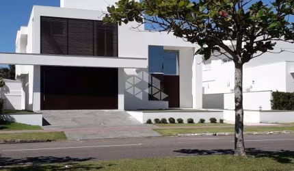 Casa à venda em Jurerê Internacional 4 suítes com piscina