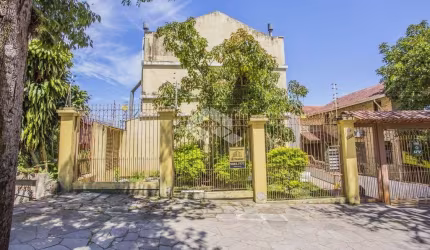 Casa 3 dormitórios, 1 suíte,  garagem  fechada, Bairro Nonoai