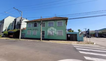 Prédio bem localizado.