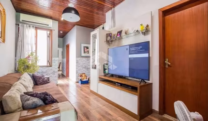 Imóvel aconchegante à venda com 4 quartos, sendo 1 suíte, e 3 banheiros no total.
