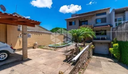 CASA DUPLEX BAIRRO NONOAI COM 2 DORMITÓRIOS, 4 BANHEIROS, ÁREA TOTAL 300M2 E PRIVATIVA 180M2.
