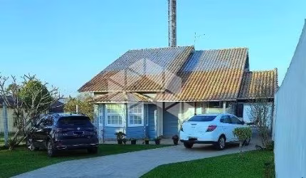 Casa com 128 m2 com 3 dormitórios e com estacionamento para 3 carros