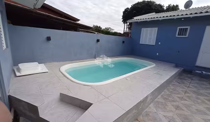 Casa  com 2 quartos sala cozinha e garagem para 2 carros e piscina no Bairro Rincão