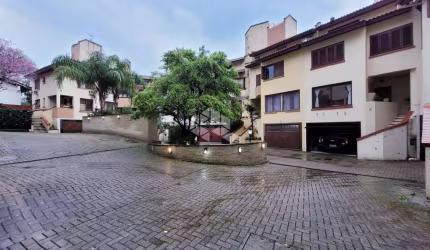 CCasa mobiliada em condomínio, portaria fechada, 4 quartos, 2 suítes, 5 banheiros.