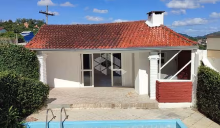 Casa reformada a venda com 03 dormitorios e piscina no Bairro vila Nova