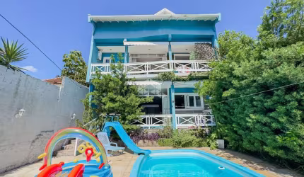 Casa de três pisos com piscina