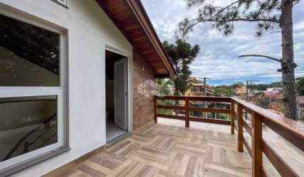 Linda Casa em construção com pátio totalmente privativo.