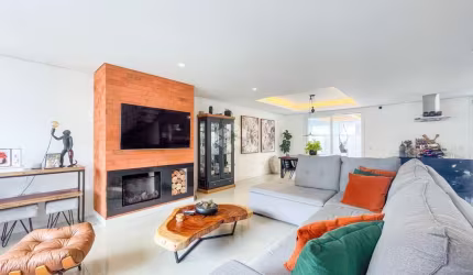 Linda casa em condomínio fechado, com 223m2 e pátio com piscina aquecida.