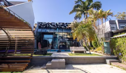 Casa à venda no bairro Tristeza com 770m² privativos de 04 suítes piscina elevador e 04 vagas cobertas.