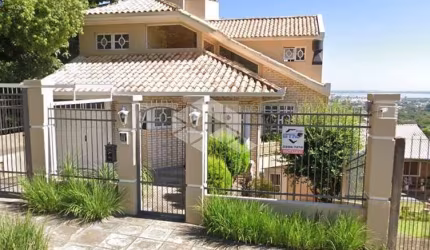 Casa sobrado no bairro Vila Nova, em Porto Alegre, com 3 dormitórios, suite e pátio com piscina