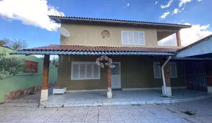 Sitío em meio a cidade, são 03 dormitórios, sendo um térreo (todos suíte), no bairro Guarujá, Zona Sul de Porto Alegre.