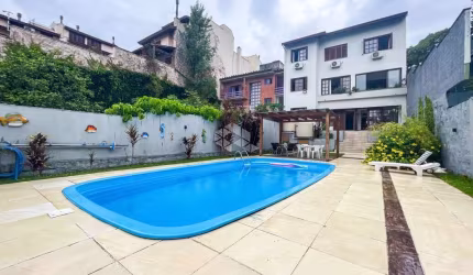 Casa com vista, 5 dormitórios, sendo 1 suíte no bairro Cristal em Porto Alegre