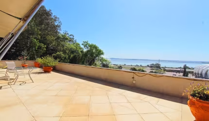 Cobertura horizontal com piscina e vista eterna para a Orla do rio Guaíba e o Estádio Beira Rio