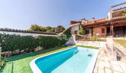Excelente Casa com 3 dormitórios, suíte, lavabo, dependência, piscina, 5 vagas e amplo pátio no bairro Tristeza