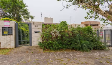 casa para familia toda nos 3 figueiras,  uma quadra do colégio Farroupilha