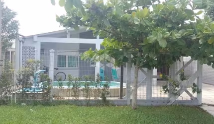 Excelente casa de praia completa, com pátio e piscina na frente em Atlântida Sul