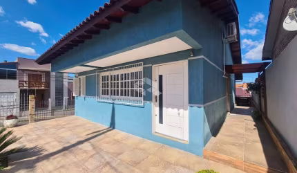 Crédito Real Petrópolis vende linda casa de esquina com 03 dormitórios