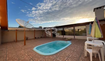 Casa com piscina e quiosque
