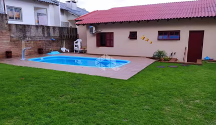 Casa com piscina na João Alves