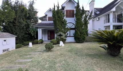 Casa 03 dormitórios em condomínio fechado com portaria 24h