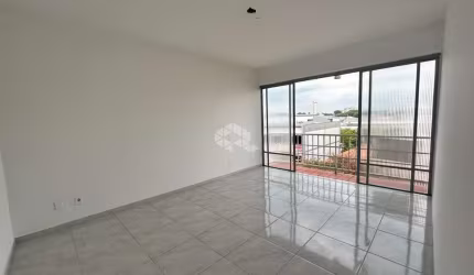 APARTAMENTO AMPLO NO CENTRO COM SACADA, 02 DORMITÓRIOS