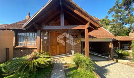 Casa estilo rústica em Linha Santa Cruz, 03 dormitórios e piscina