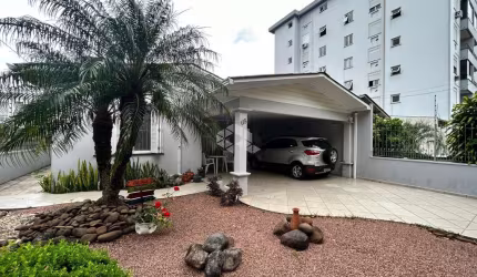 Casa de 4 dormitórios e piscina no bairro Universitário!