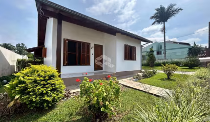 Casa de 2 dormitórios com chapa e piscina no bairro Arroio Grande!