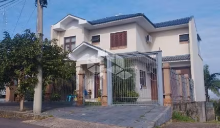 Casa com 3 dormitórios e piscina no Santo Antônio