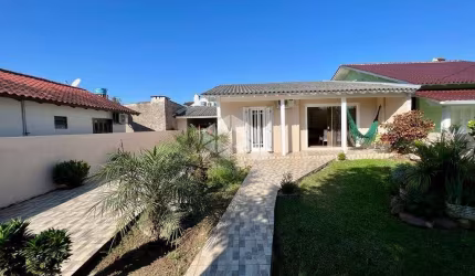 Casa 03 dormitórios, piscina e amplo quintal no bairro Arroio Grande