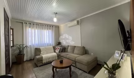 Casa 03 dormitórios, com amplo pátio fundos pra UNISC
