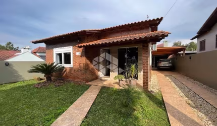 CASA EXCLUSIVA COM 3 DORMITÓRIOS E PISCINA.