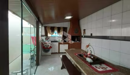 CASA NO BAIRRO IPIRANGA, EM SÃO JOSÉ, SC, 175M² PRIVATIVOS, CHURRASQUEIRA, 03 DORMITÓRIOS SENDO 01 SUÍTE, E 02 VAGAS DE GARAGEM.