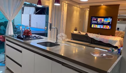 CASA RESIDENCIAL NO BAIRRO POTECAS, EM SÃO JOSÉ, SC, COM PISCINA, 02 DORMITÓRIOS, SENDO 01 SUÍTE, E 03 VAGAS DE GARAGEM.