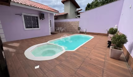 CASA RESIDENCIAL NO BAIRRO FORQUILHAS, EM SÃO JOSÉ, SC, SEMI-MOBILIADA, ESPAÇO GOURMET, CHURRASQUEIRA, 02 DORMITÓRIOS, 04 VAGAS DE GARAGEM