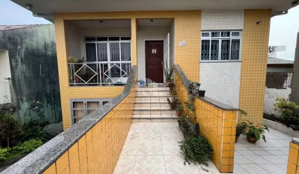 CASA À VENDA COM 5 QUARTOS SENDO 1 SUÍTE, E 1 VAGA DE GARAGEM NO BAIRRO SERRARIA, EM SÃO JOSÉ/SC.