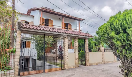 Sobrado com  03 dormitórios e piscina no no Parque Santa Fé.