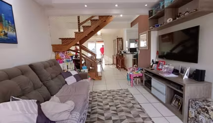 Linda casa com 3 dormitórios no Bairro Hípica em condomínio