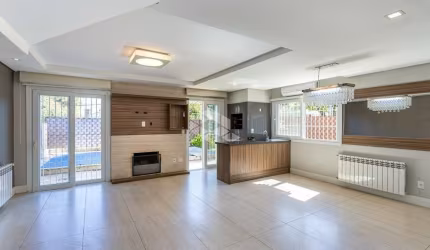 Casa em Condomínio com 4 suítes,  pátio com piscina próximo da Orla no Bairro Vila Assunção na Zonal Sul de Porto Alegre.