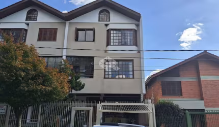 Sobrado triplex com 3 dormitórios e 183m² de área no bairro Jardim América
