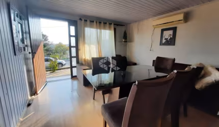 Casa no Bairro Charqueadas com 2 pavimentos, 145,90m², 3 vagas de garagem e amplo pátio.
