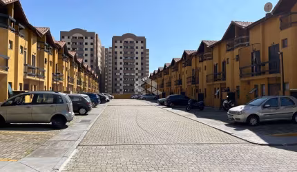Sobrado á venda em Condomínio fechado - 87m2, 3 dorm.(s), 1 vaga de garagem por R$ 425.000,00