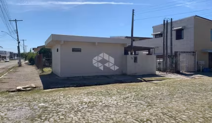 Casa a venda de 3 dormitórios com ótima localização em Torres
