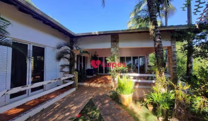 Casa térrea em condomínio fechado