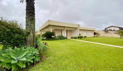 Casa composta por 3 dormitórios em excelente localização em Tramandaí