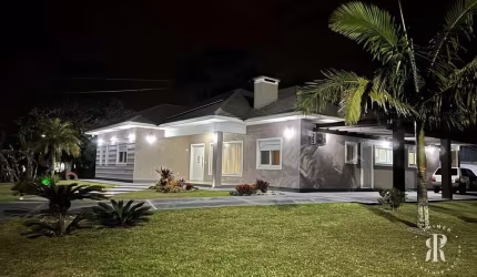 Linda casa de condomínio disponível no bairro Cruzeiro do Sul em Tramandaí/RS.