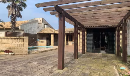 Excelente casa com piscina, 02 suítes próximo a praia em Tramandaí.