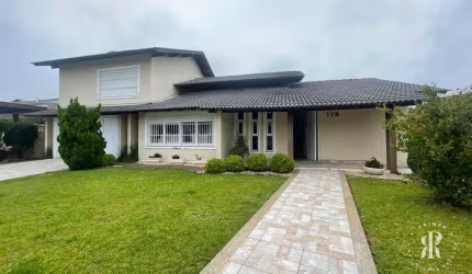 Espetacular casa com 4 quartos, piscina e espaço gourmet no bairro zona nova